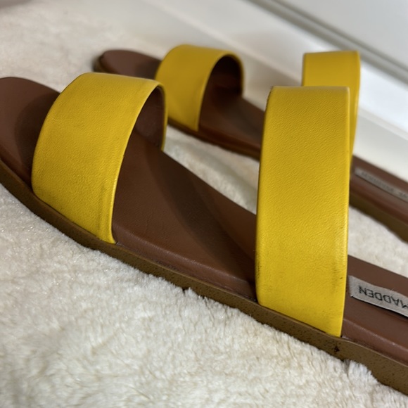 Steve Madden Dual Yellow Sandals - Picture 12 of 16